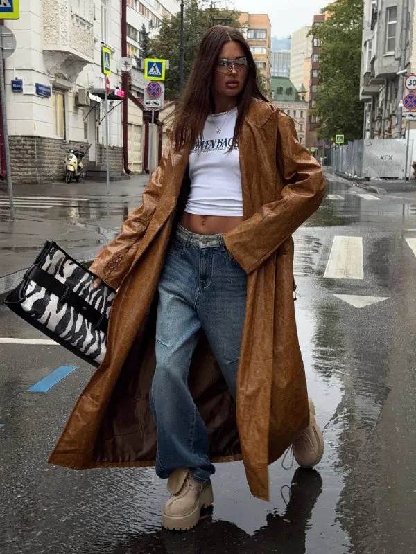 Коричневый тренч Leather на модели