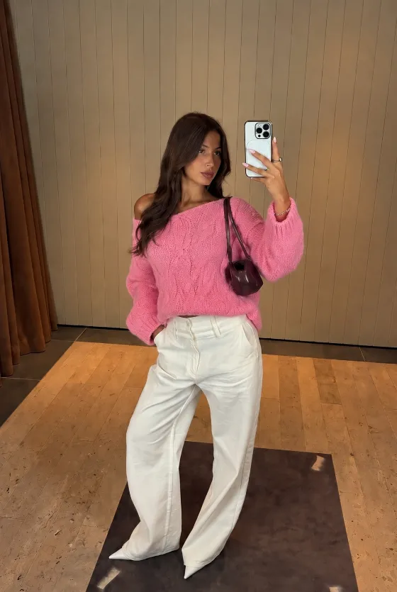 Virtual try-on of a pink jumper on the customer’s photo Try-on